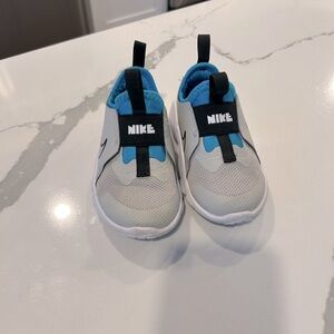 Nike Toddler Flex Runner sneakers. Size 6C.